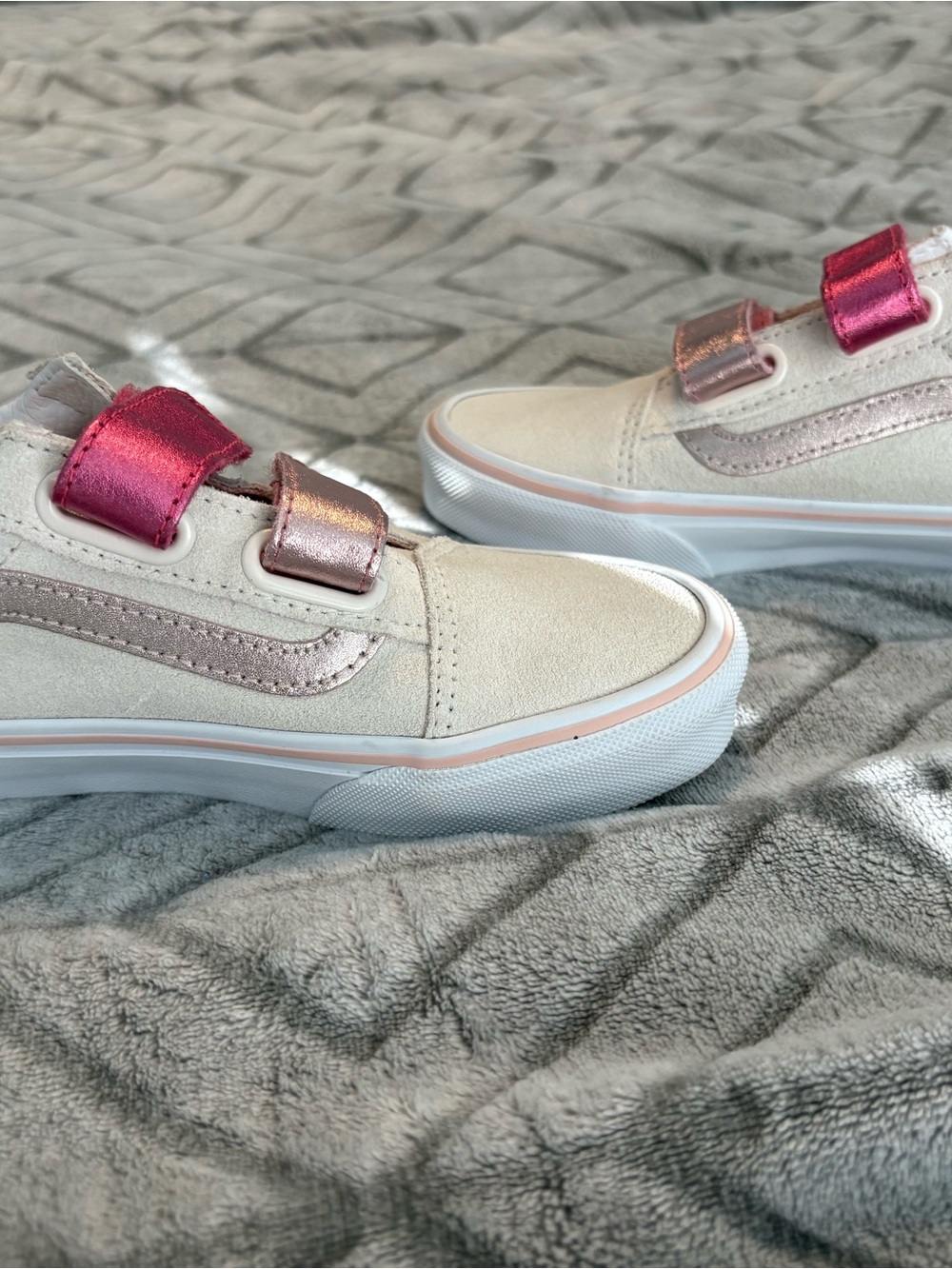 Vans Kids Suede Velcro Sneakers in Cream with Metallic Pink Accents Sz 1 - Picture 9 of 9